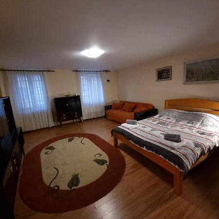 R Castle - 2 Room Apartment ブラショフ エクステリア 写真